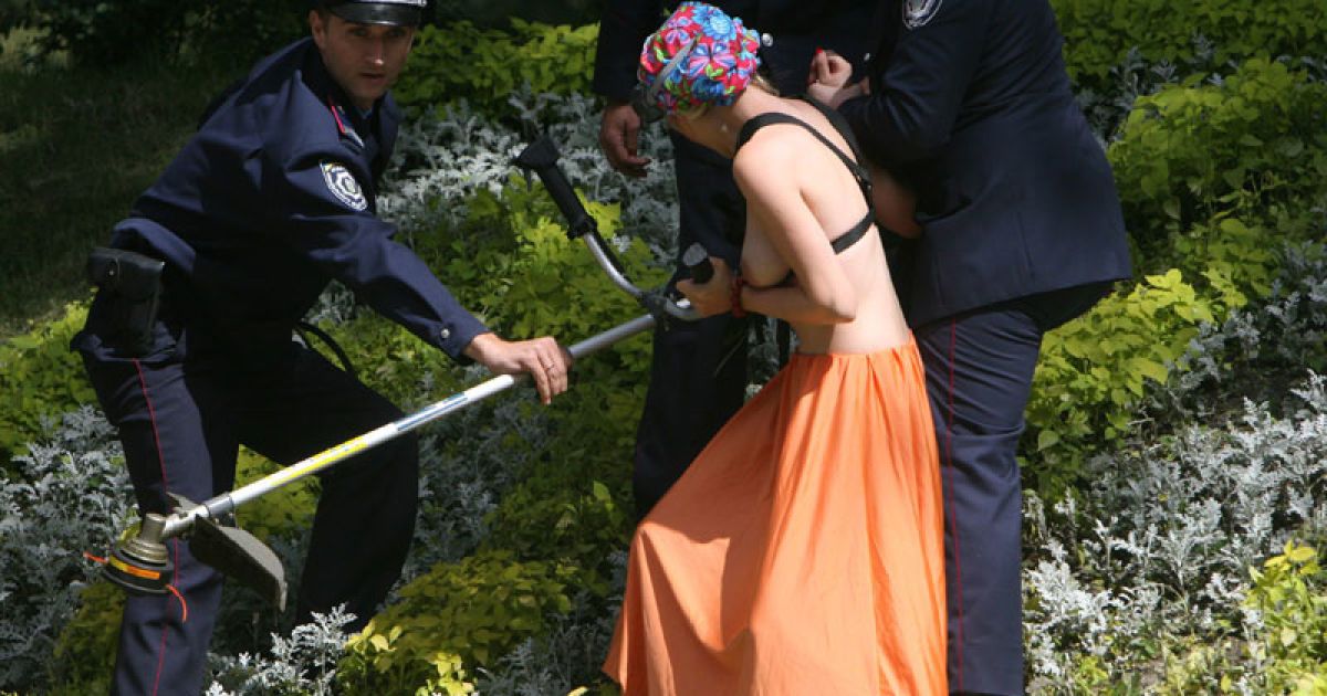 На День Незалежності жіночий рух FEMEN провів в центрі Києва топлес-акцію "День залежності" / © Жіночий рух FEMEN
