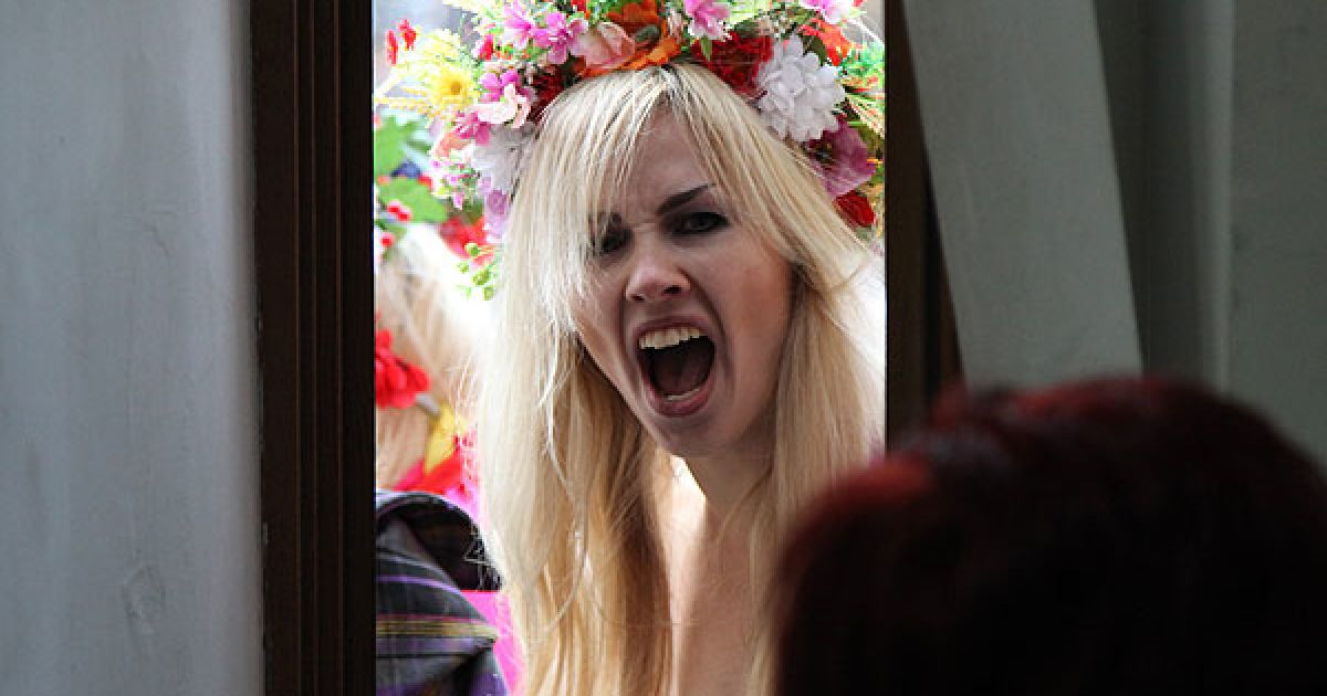 Топлес-акція FEMEN на ЦУМі "Ю и Я - одна уйня"_26