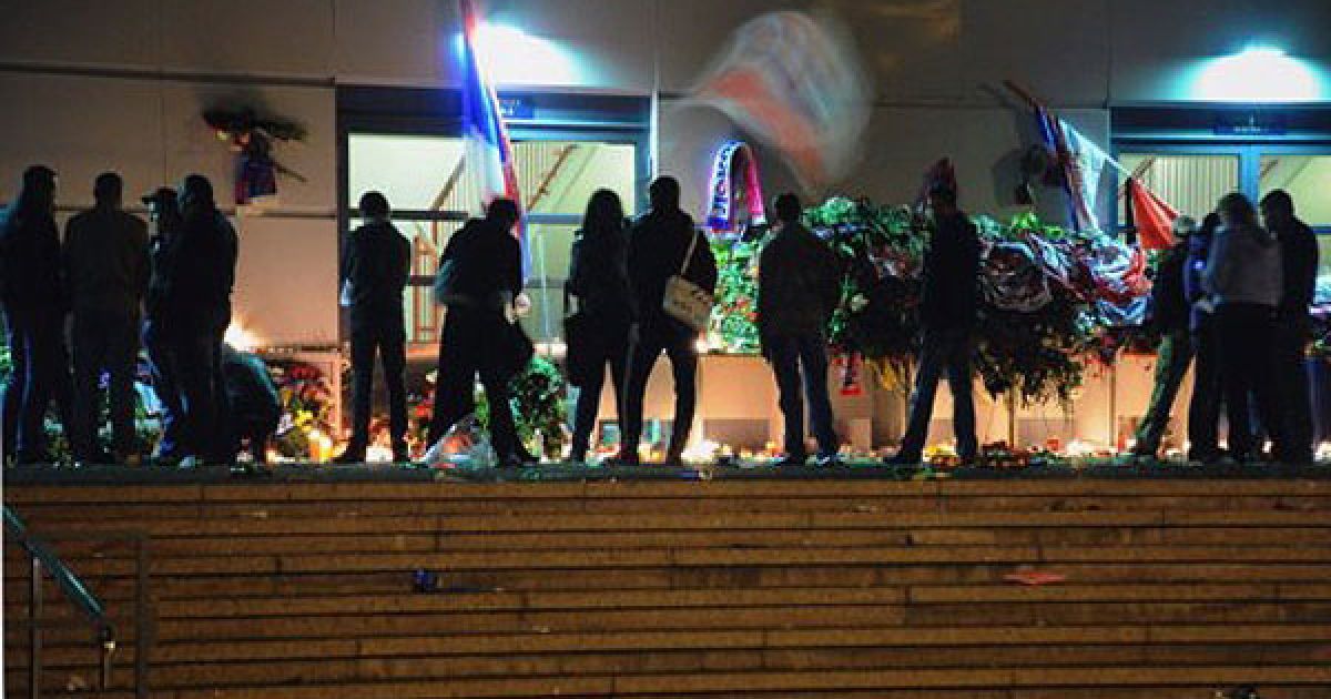 Сотні людей в Ярославлі приносять квіти та запалені свічки до стадіону "Арена-2000", на якому тренувалась команда. / © AFP