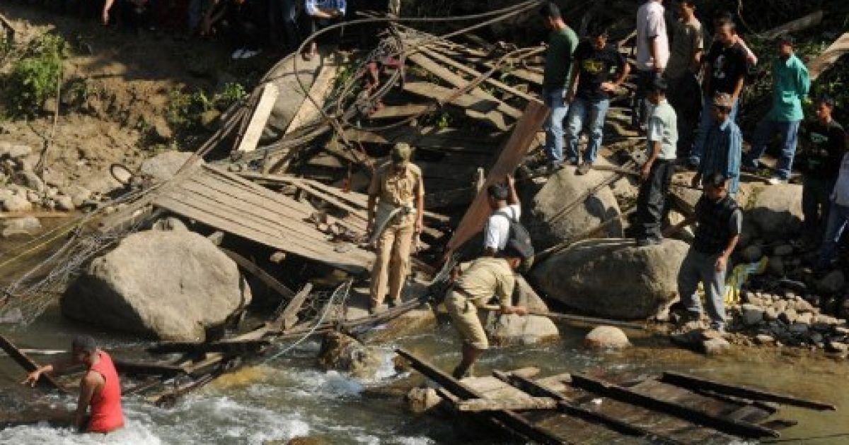 В результаті обвалення мосту під час політичного мітингу в Індії, щонайменше 34 людини загинули, більше 100 отримали поранення. / © AFP