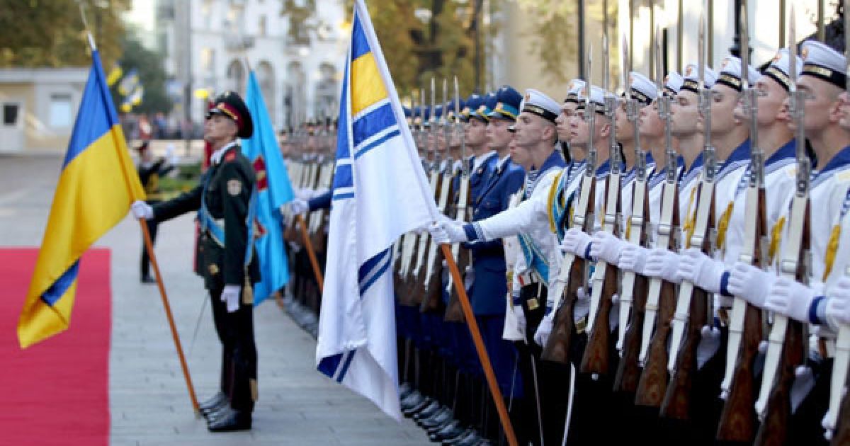 У Києві президент Віктор Янукович взяв участь в урочистій церемонії підняття Державного Прапора України.