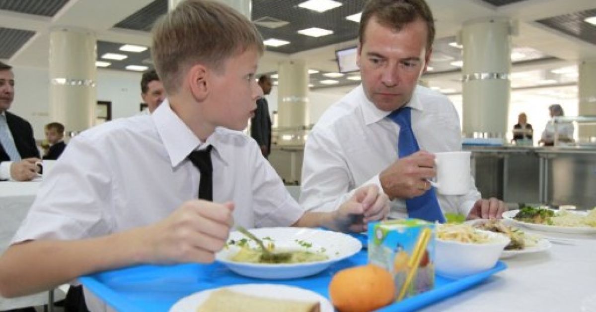 Президент Росії розповів кадетам про державну символіку і подарував два фотоапарати. / © AFP