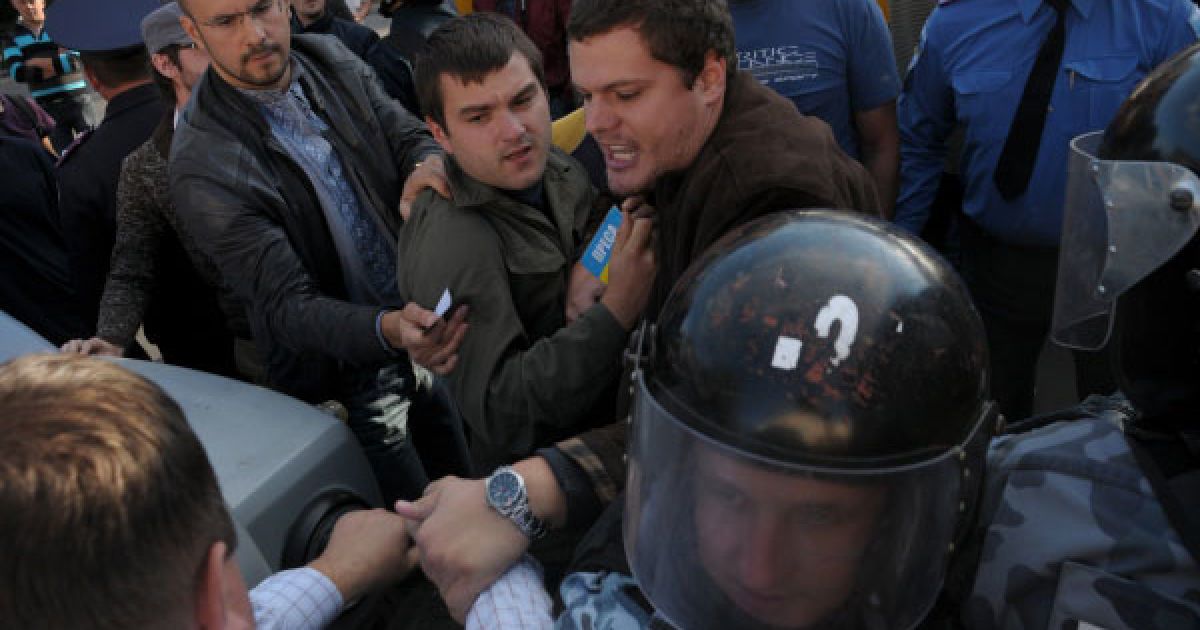 В Умані міліція жорстоко розігнала мітинг ВО "Свободи", раніше заборонений судом, більше 50 активістів були затримані. / © Украинское Фото