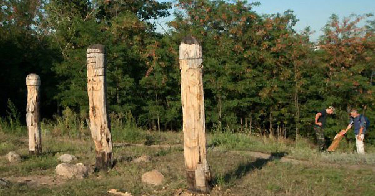 На Хортиці від рук вандалів постраждали скульптури кількох богів на язичницьких святилищах. / © УНІАН