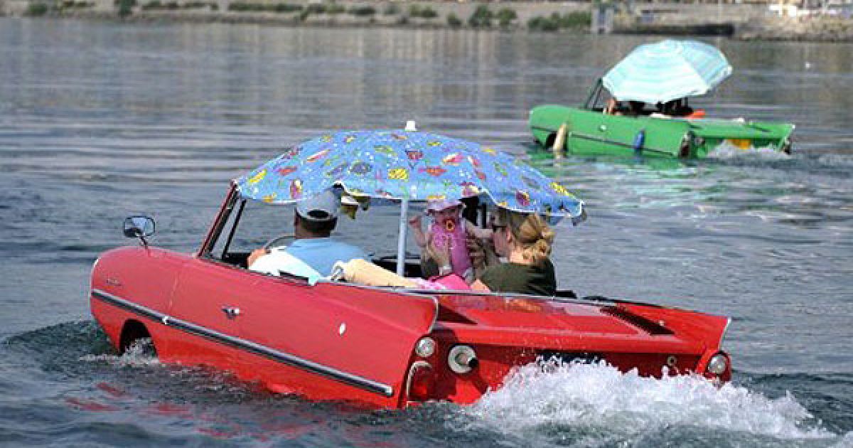 26-ий зліт власників автомобілів-амфібій на озері Невшатель у Швейцарії / © AFP