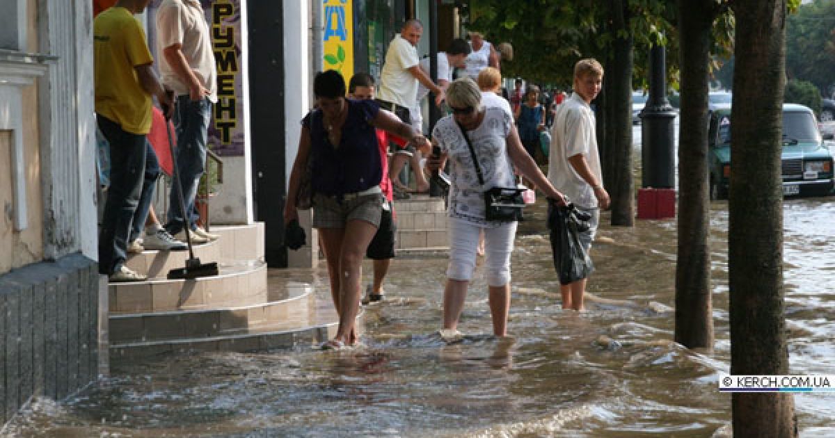 На кримьске місто Керч обрушилися дві потужні зливи з градом, а над Керченською протокою пронісся смерч. / © kerch.com.ua