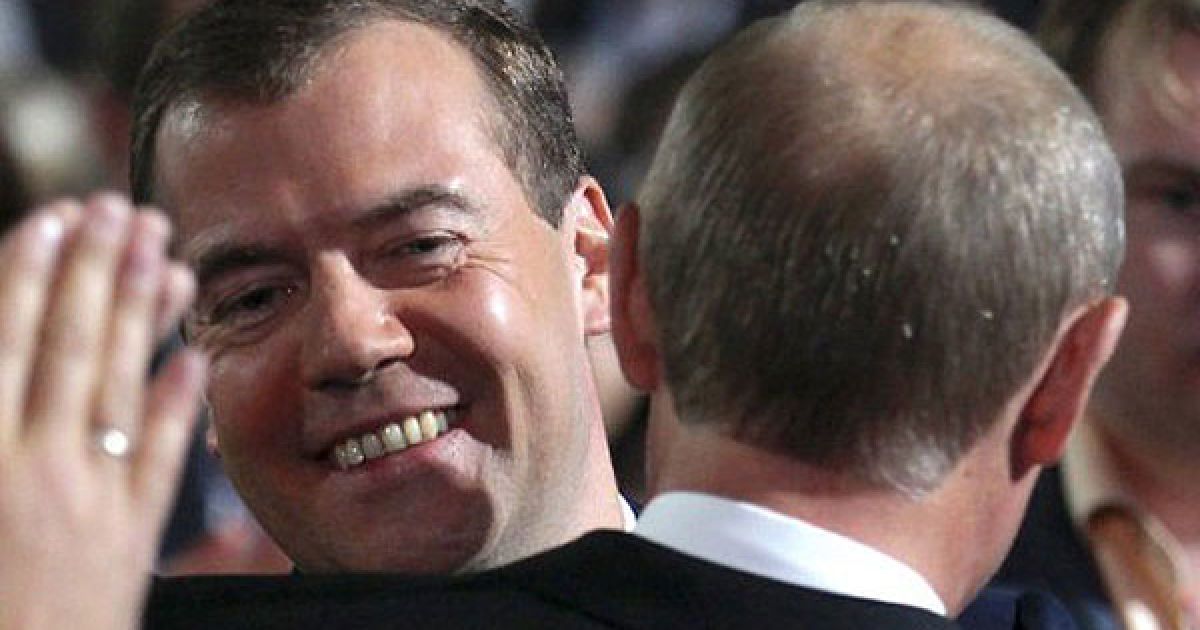 Президент РФ Дмитро Мєдвєдєв запропонував прем&rsquo;єру Володимиру Путіну балотуватися в президенти, той погодився і подякував. / © AFP