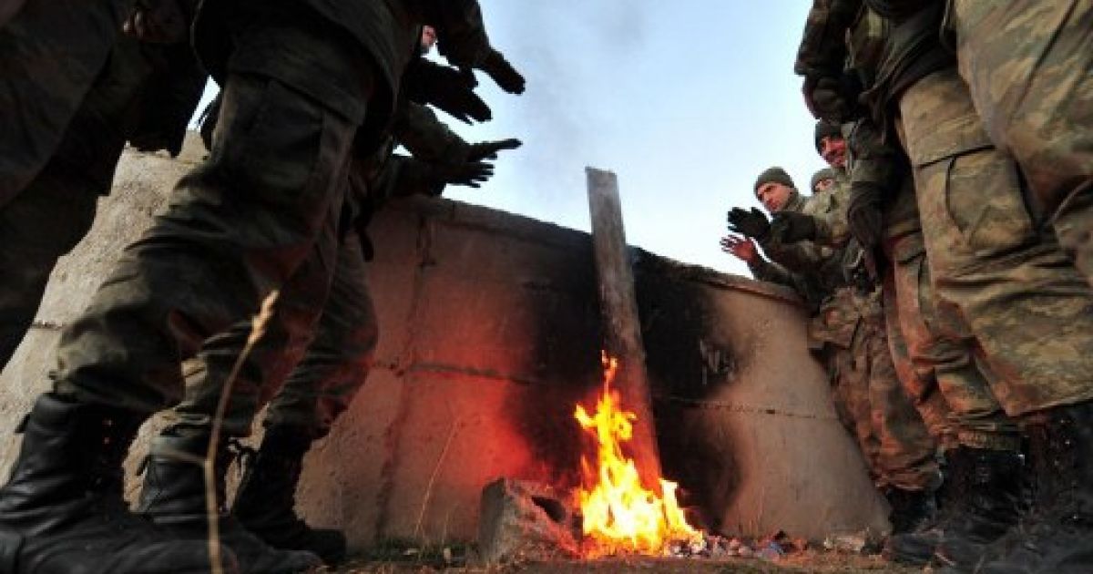 На сході Туреччини, де стався потужний землетрус, тисячі людей провели другу ніч під відкритим небом / © AFP