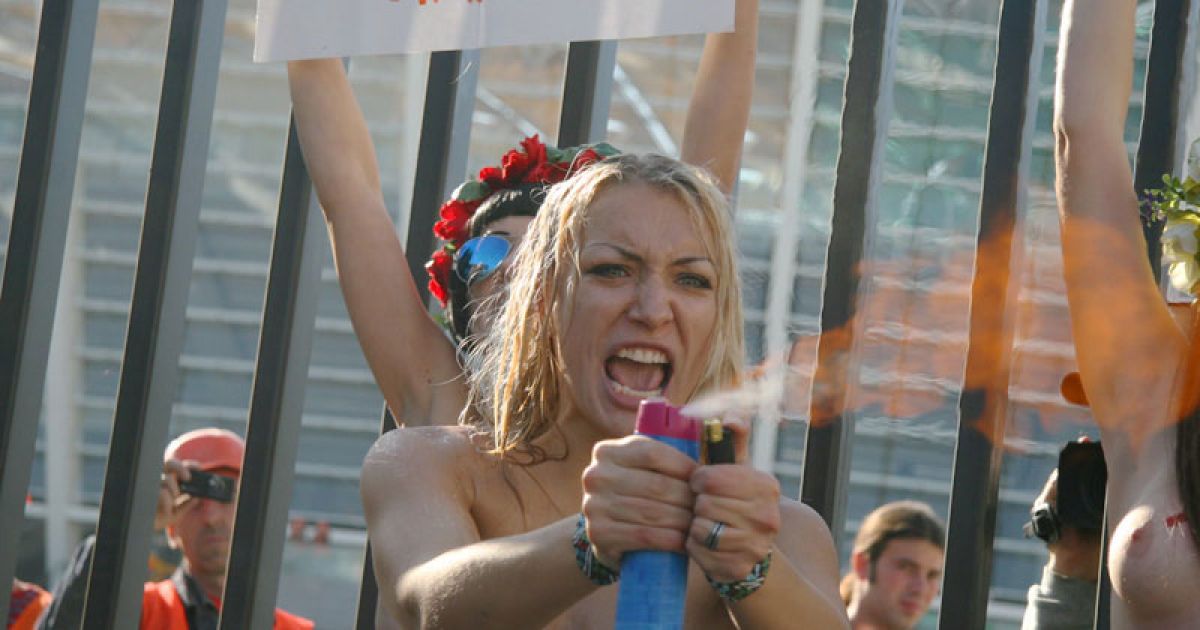 FEMENісток, які влаштували топлес-протест "Євро-угар 2012" проти перетворення України на "Бляділенд", затримала міліція. / © Жіночий рух FEMEN