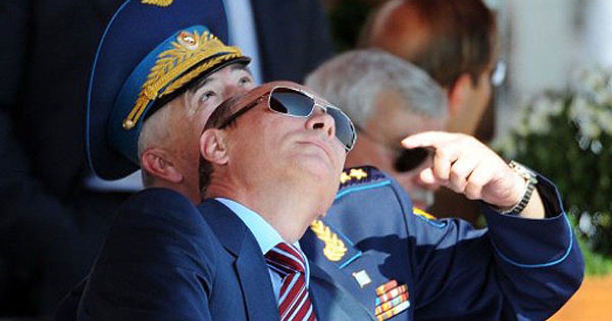 Росія, Жуковський. Прем&#039;єр-міністр Росії Володимир Путін і головнокомандувач ВПС Росії Олександр Зелін дивляться на виступи літаків під час авіашоу на міжнародному авіаційно-космічному салоні МАКС-2011 у Жуковському поблизу Москви. / © AFP