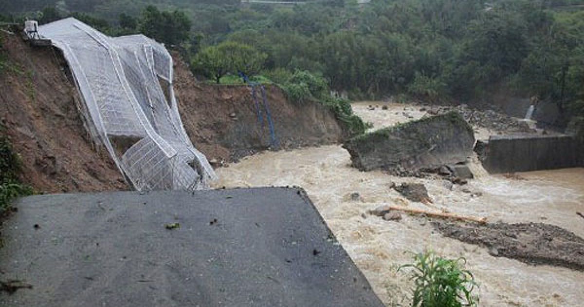 Тайфун "Талас" обрушився на південь Японії, десятки людей загинули і зникли безвісти / © AFP