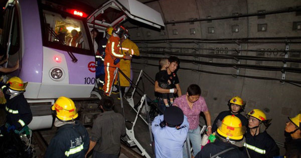У зіткненні двох потягів в шанхайському метро постраждали більше 260 людей.