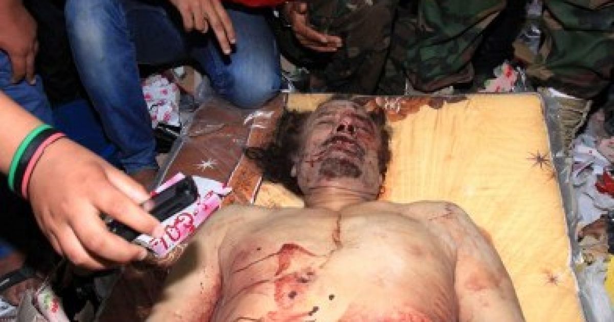 Працюючим в Лівії західним й арабським журналістам показали сьогодні убитого Муаммара Каддафі. / © AFP