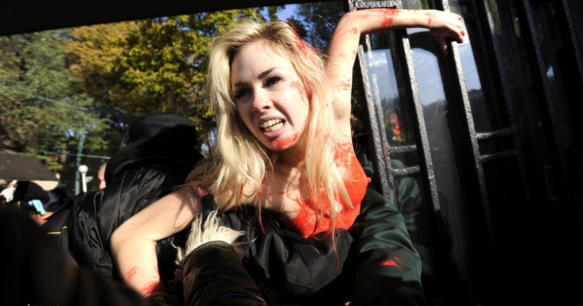 Оголені FEMENістки залили кров’ю вхід до зоопарку в Києві