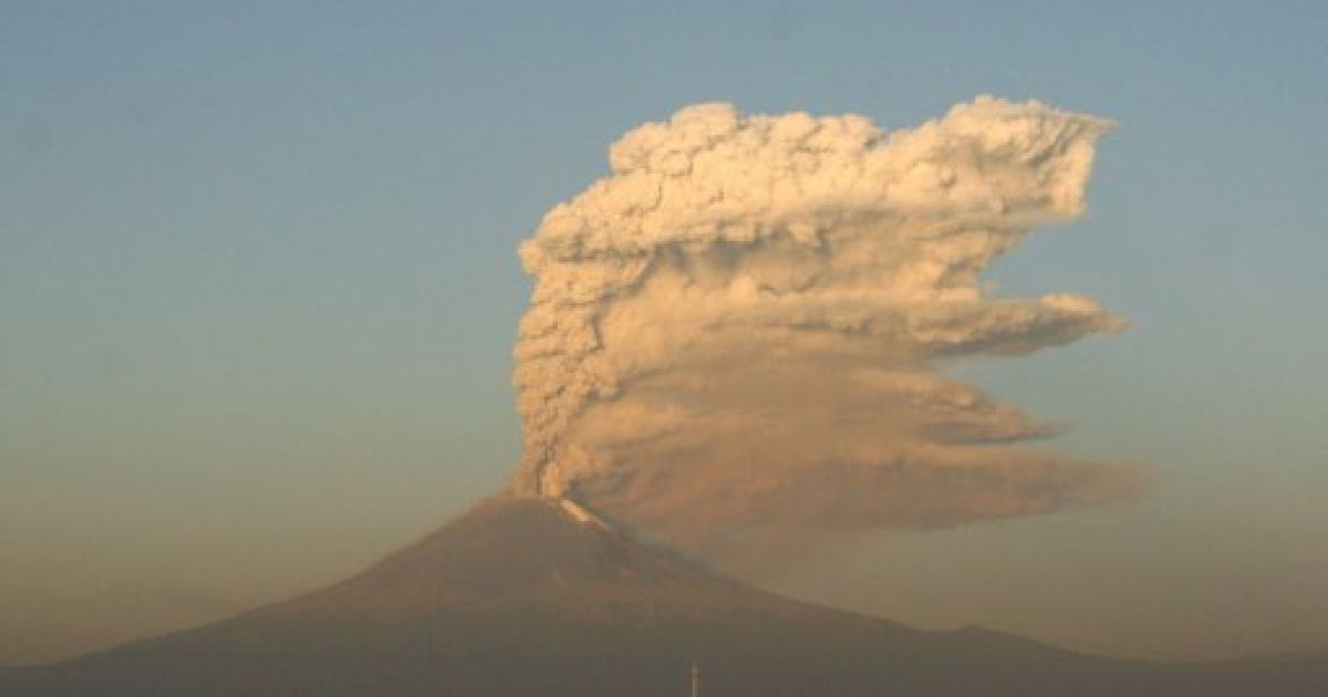 Вулкан час від часу прокидається