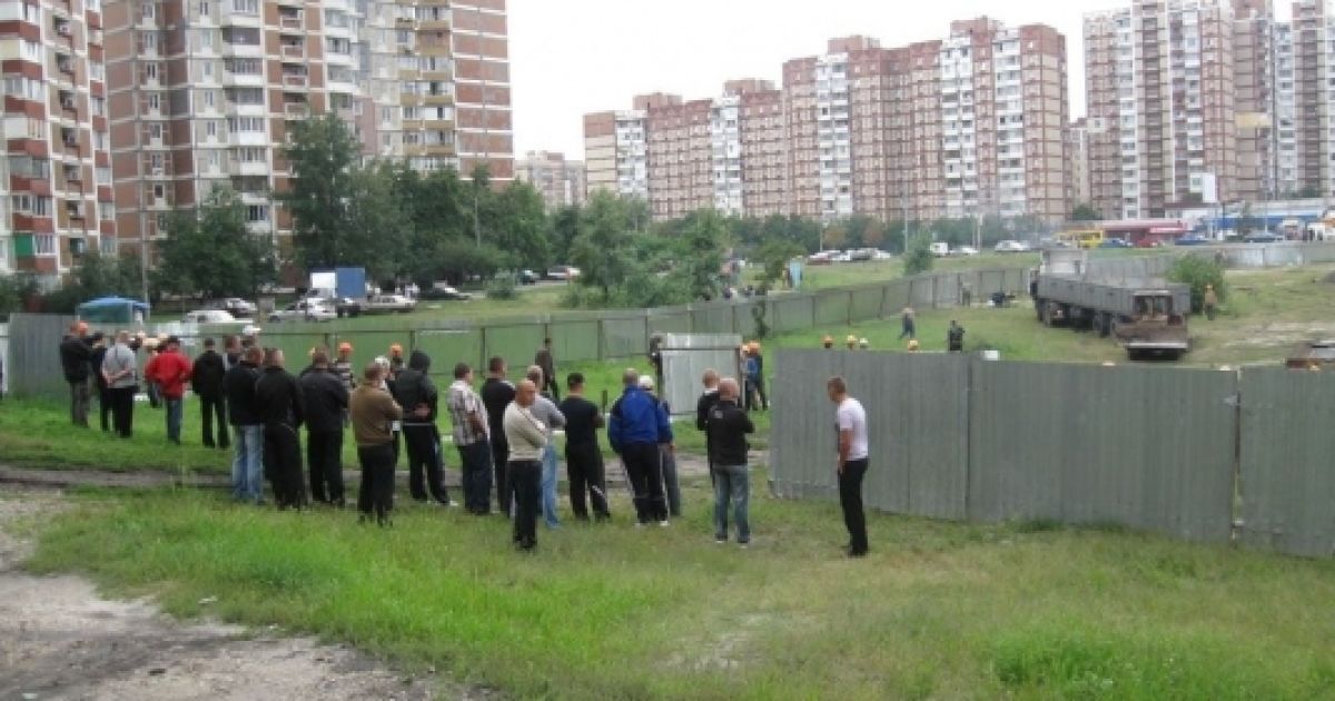 У київському мікрорайоні Троєщина під час зібрання громадян проти незаконної забудови на учасників акції несподівано напали охоронці з будмайданчику.