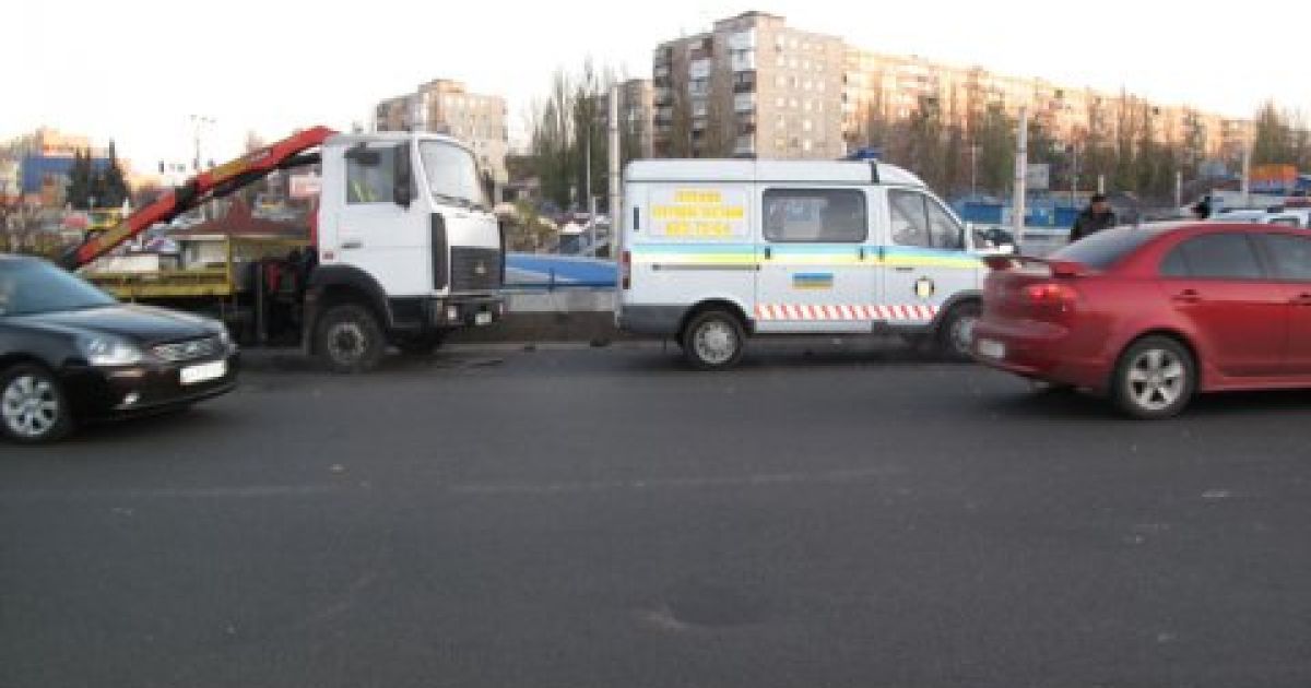 У Києві на з'їзді з Кільцевої іномарка злетіла в повітря і впала на людей. / © Сегодня