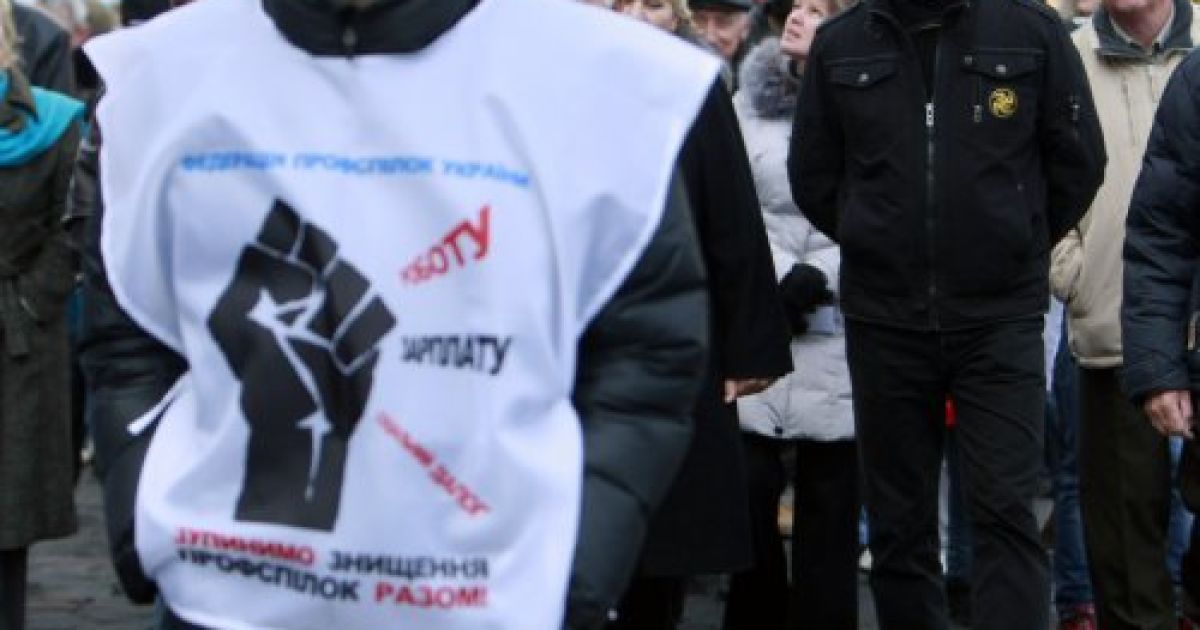 Кілька тисяч людей взяли участь у мітингу та марші протесту проти бідності, який організували Федерація профспілок України спільно з громадськими організаціями / © УНІАН