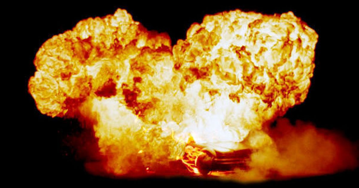 Пари бензину детонували від іскри електричного різака. Ілюстрація