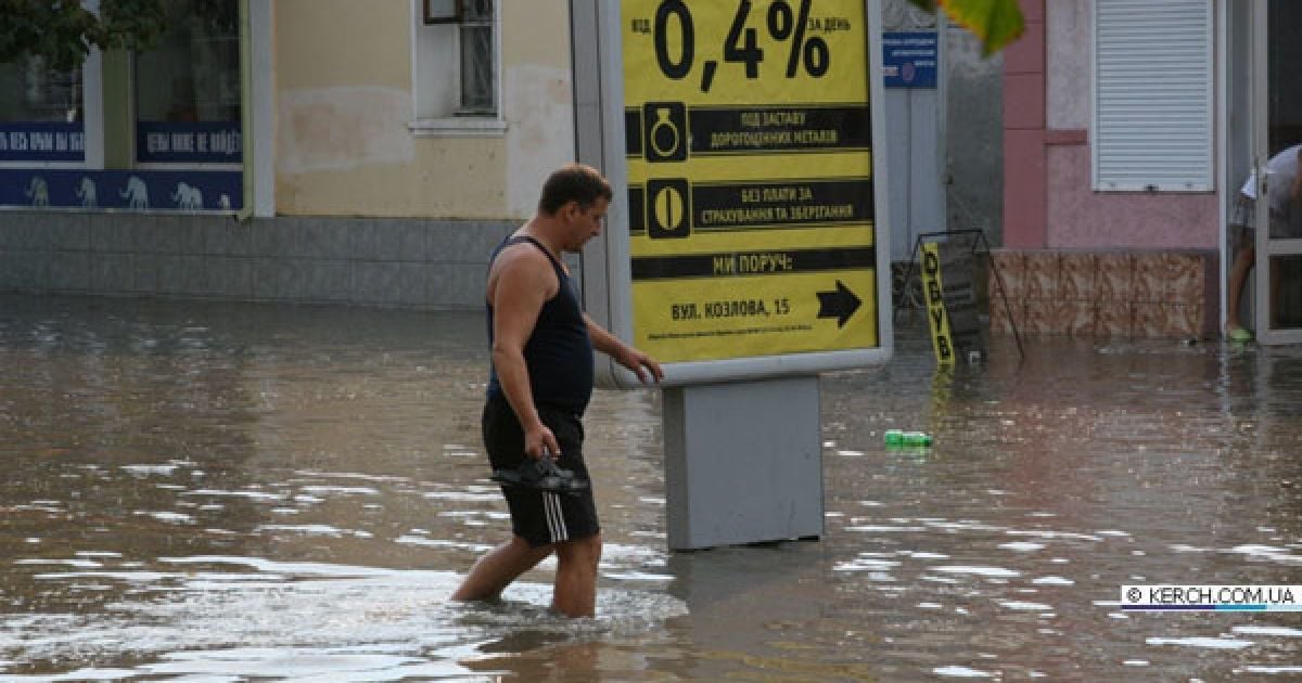 На кримьске місто Керч обрушилися дві потужні зливи з градом, а над Керченською протокою пронісся смерч. / © kerch.com.ua