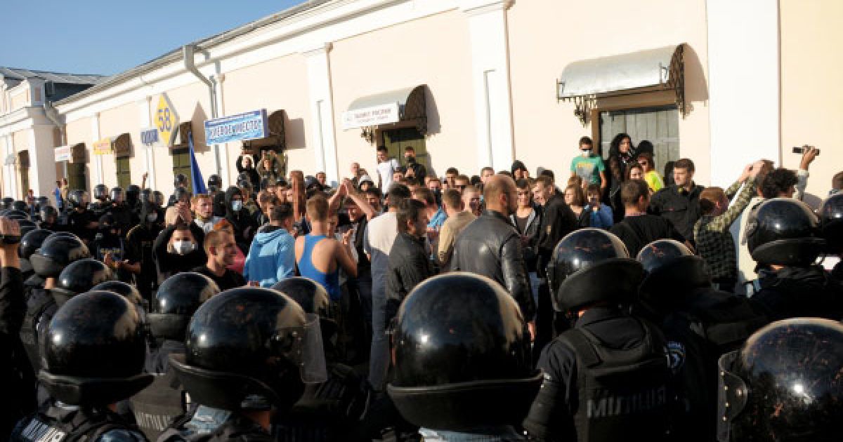 В Умані міліція жорстоко розігнала мітинг ВО "Свободи", раніше заборонений судом, більше 50 активістів були затримані. / © Украинское Фото