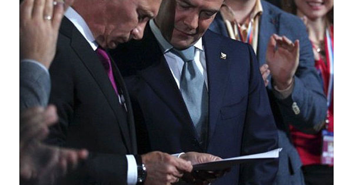 Президент РФ Дмитро Мєдвєдєв запропонував прем&rsquo;єру Володимиру Путіну балотуватися в президенти, той погодився і подякував. / © AFP