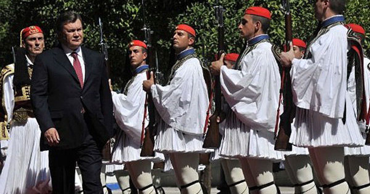 Президент України Віктор Янукович в Афінах провів із президентом Греції Каролосом Папуліасом двосторонню зустріч на тему фінансової кризи, яку зараз переживає Греція. / © AFP