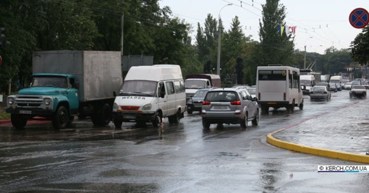 На кримьске місто Керч обрушилися дві потужні зливи з градом, а над Керченською протокою пронісся смерч. / © kerch.com.ua