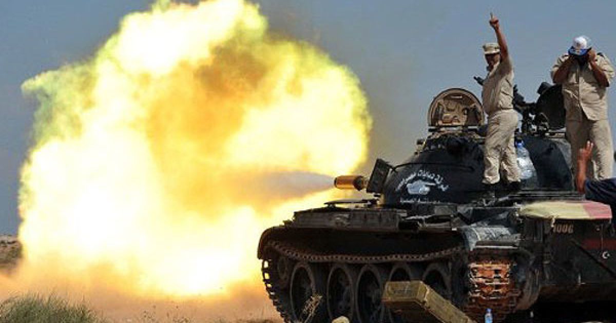Лівійська Арабська Джамахірія, Сірт. Бійці прехідної національної ради Лівії (ПНР) стріляють з танка по військам, вірним Муаммару Каддафі, які утримують місто Сірт. / © AFP