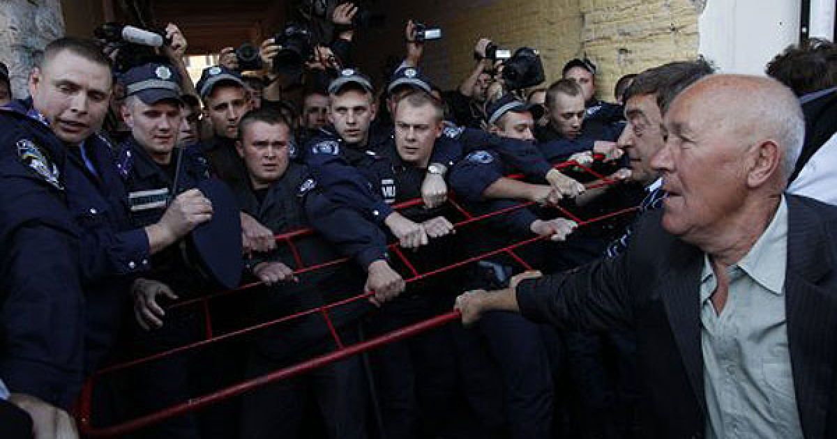 Перед Печерським судом в Києві сталася бійка між міліцією та прихильниками Юлії Тимошенко, які спробували штурмувати двір суду. / © УНІАН