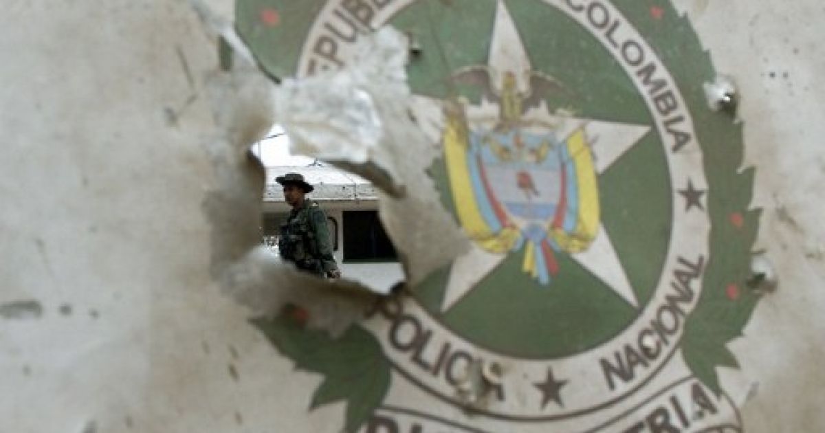 Колумбія, Пьєндамо. Одна людина загинула, двоє отримали поранення, 18 будинків було пошкоджено і три будівлі знищено в результаті нападу, ймовірно, партизан Революційних збройних сил Колумбії (FARC), лідер яких Альфонсо Кано загинув кілька днів тому. / © AFP
