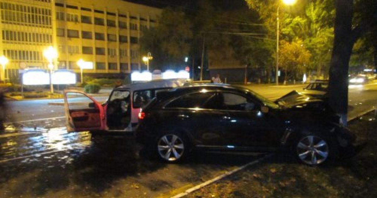 В Маріуполі автомобіль Infiniti, за кермом якого знаходився футболіст ФК "Іллічівець" Філіп Будковський, врізався в дерево / © УНІАН