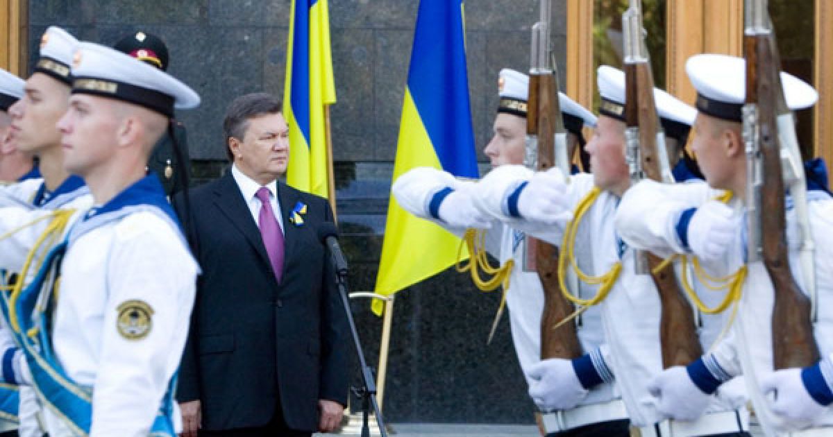 У Києві президент Віктор Янукович взяв участь в урочистій церемонії підняття Державного Прапора України.