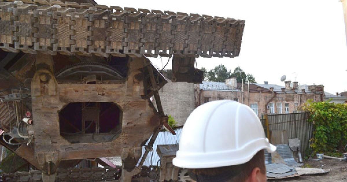 На дах будинку в центрі Києва впав будівельний кран / © Київські новини