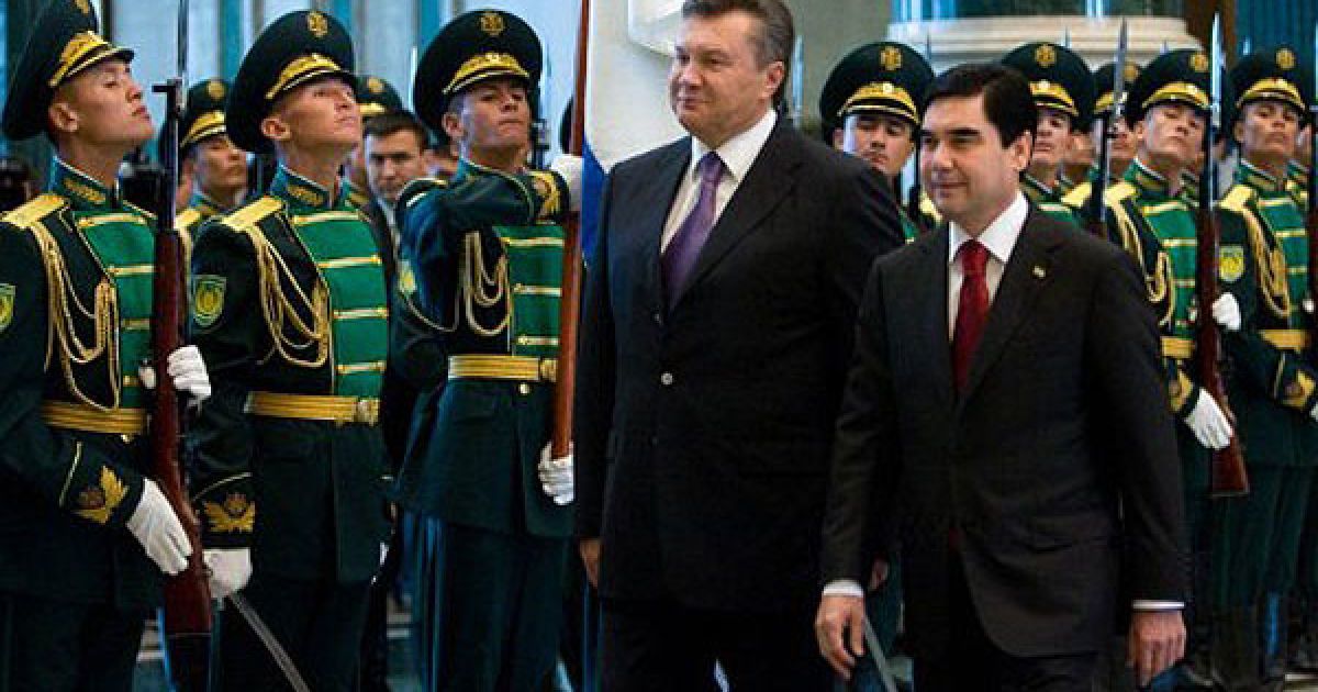 Туркменістан, Ашхабад. Президент Туркменістану Гурбангули Бердимухамедов та президент України Віктор Янукович оглядають почесну варту під час урочистої зустрічі перед переговорами в Ашхабаді. / © AFP