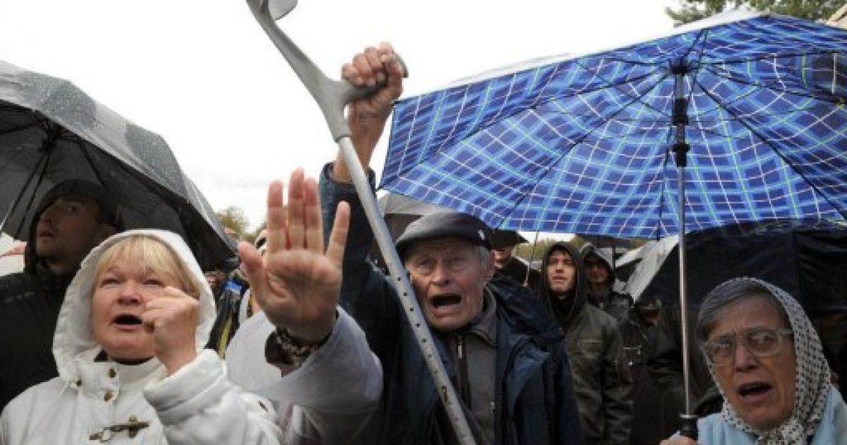 Білорусь, Мінськ. Літні люди беруть участь у мітингу білоруської опозиції в Мінську. Близько тисячі осіб вийшли на демонстрацію в центрі Мінська проти зростання цін і репресій. / © AFP