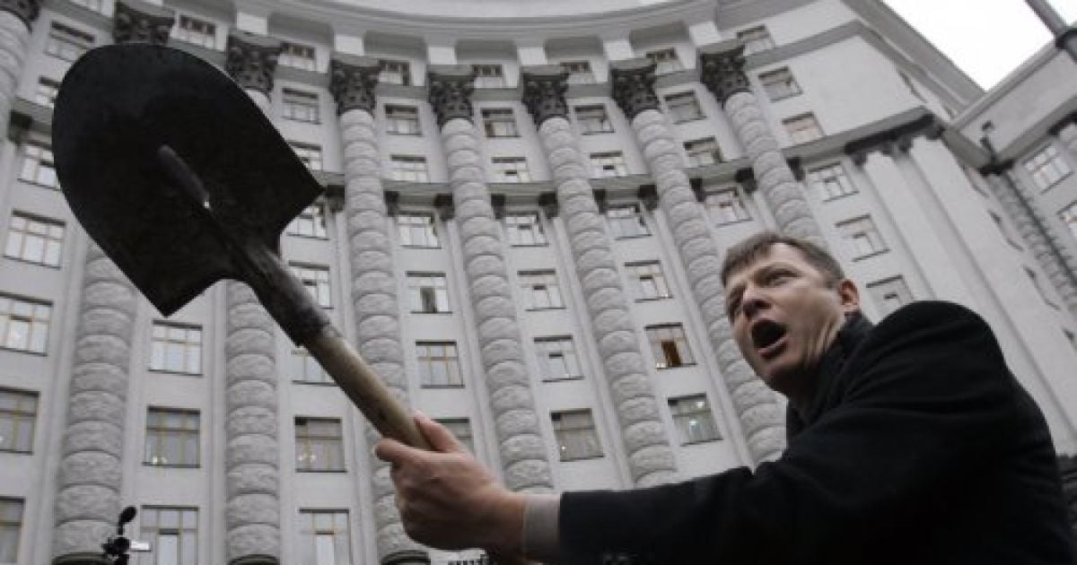 В акції протесту чорнобильців брав активну участь народний депутат України Олег Ляшко, який підтримував мітингувальників та розмахував лопатою перед дверима Кабінету міністрів.