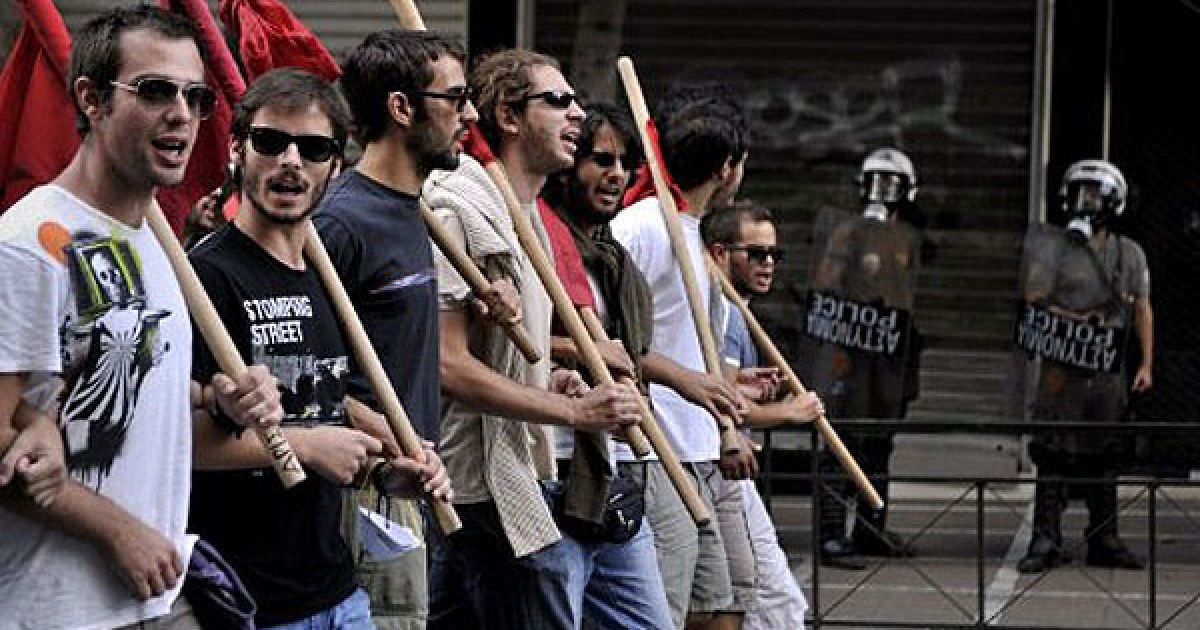 Греція, Афіни. Студенти та викладачі беруть участь у марші протесту в центрі Афін. Грецію знову охопили страйки через нові скорочення бюджету та державних витрат на вимогу ЄС і МВФ. / © AFP