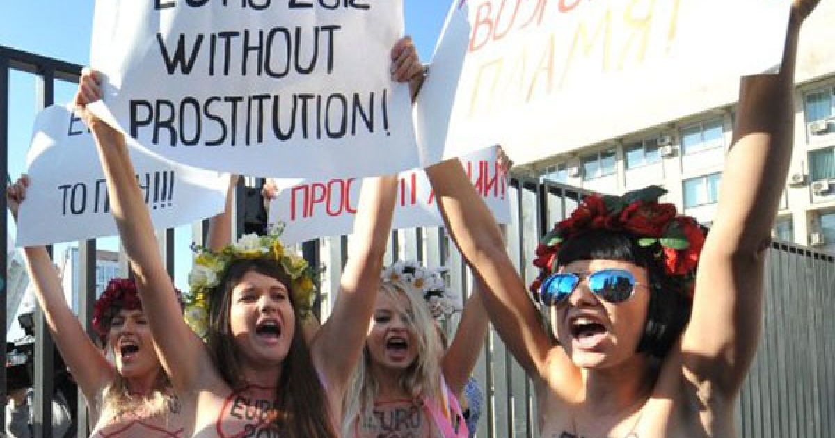 Україна, Київ. Активістки жіночого руху Femen провели акцію топлес-протесту "Євро-угар" перед НСК "Олімпійський" в Києві. Вони присвятили акцію президенту УЄФА Мішелю Платіні, який прилетів в Україну з дводенною інспекцією підготовки до Євро-2012. / © AFP
