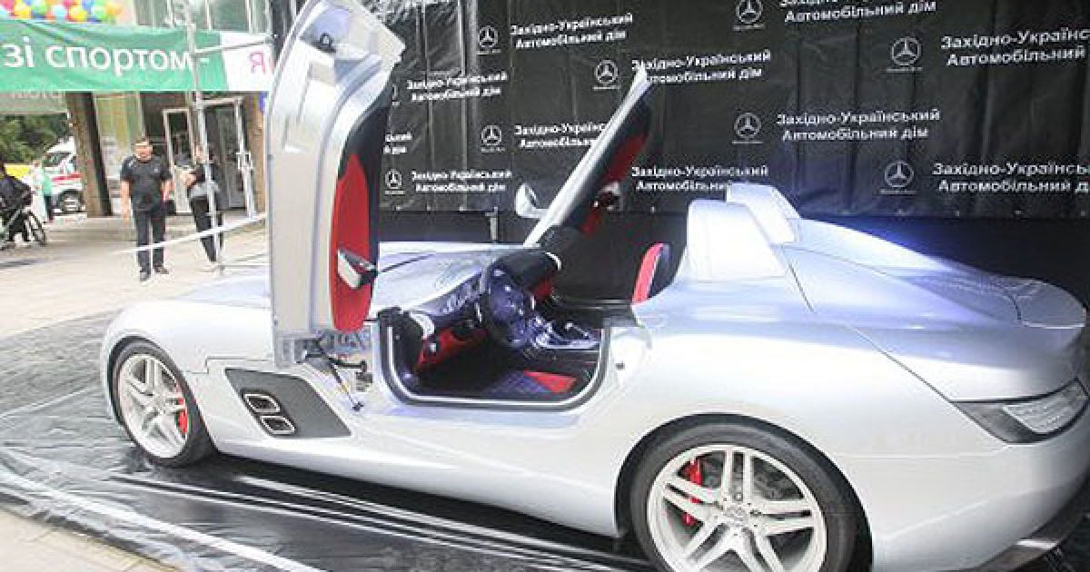У Львові показали найдорожчий у світі автомобіль Mercedes-Benz SLR McLaren Stirling Moss / © УНІАН
