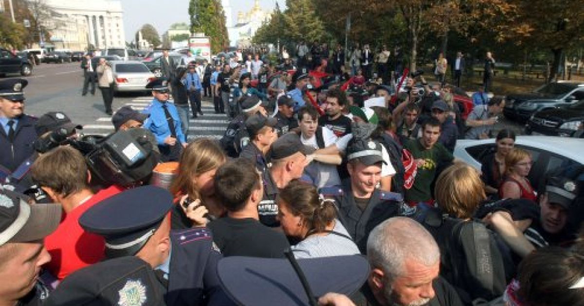 Бійці "Беркута" пакували студентів у автозаки в центрі Києва