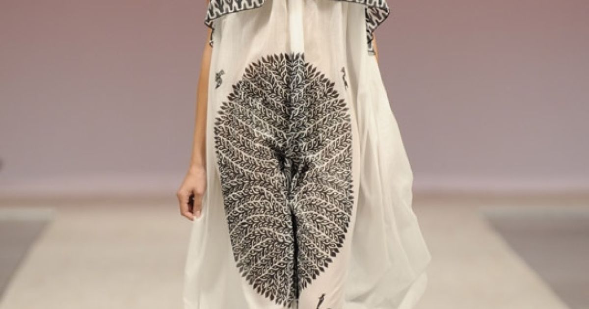 Лобанова підкупила своїми дивакуватими капелюшками / © fashionweek.com.ua