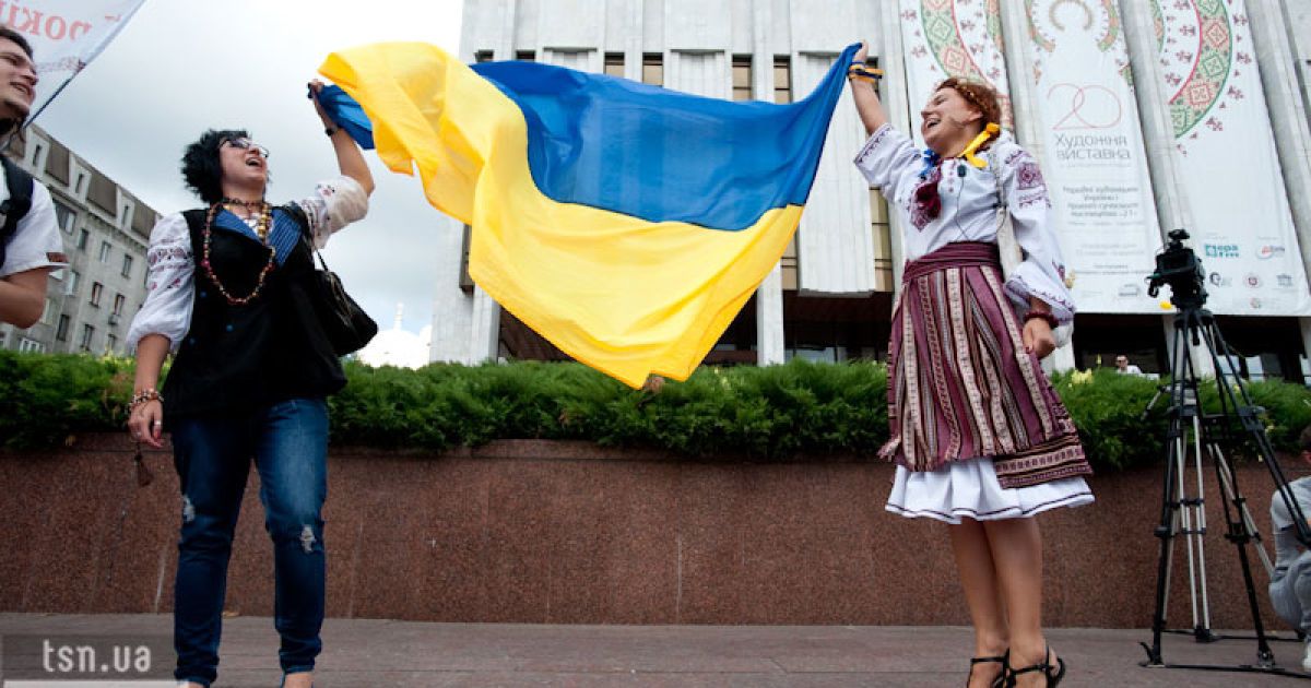 На Європейській площі в Києві з нагоди 20-річчя Незалежності України відбувся парад вишиванок.