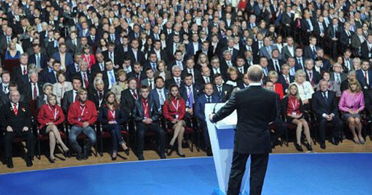 Путін погодився на пропозицію Мєдвєдєва і висловив надію, що чинний президент Росії після його перемоги на президентських виборах очолить уряд. / © AFP