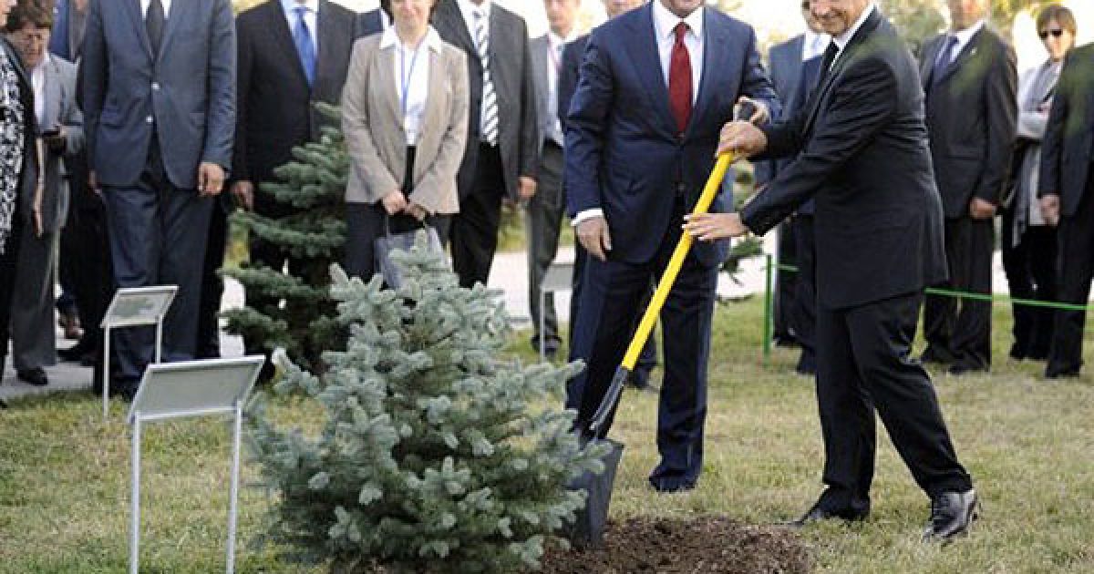 Вірменія, Єреван. Президент Франції Ніколя Саркозі та президент Вірменії Серж Саркісян посадити дерево під час церемонії в меморіальному музеї жертв геноциду вірмен "Цицернакаберд" в Єревані. Ніколя Саркозі прибув з дводенним візитом на Кавказ, крім Вірменії він також відвідає Азербайджан і Грузію. / © AFP