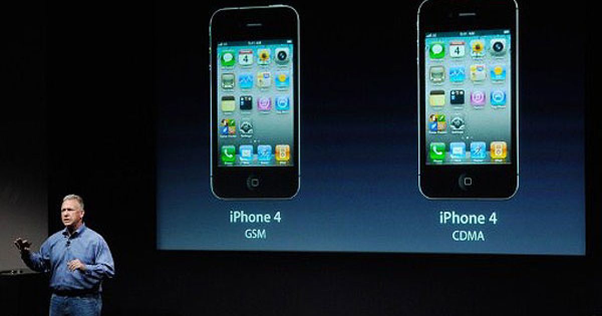 Компанія Apple на прес-конференції в Купертіно представила новий смартфон iPhone 4S / © AFP