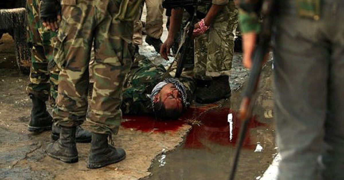 Лівійська Арабська Джамахірія, Сірт. Бійці перехідної національної ради Лівії зібралися навколо тіла товариша, який був убитий під час вуличних боїв у місті Сірт. / © AFP