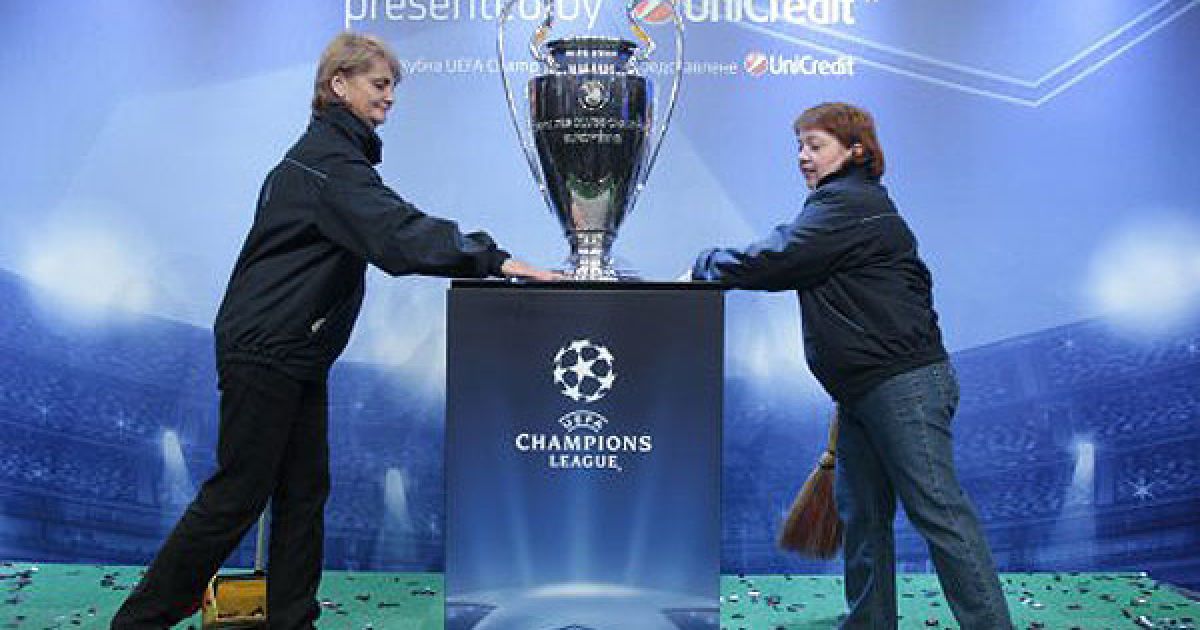 Прибиральниці біля Кубка Ліги Чемпіонів UEFA / © УНІАН