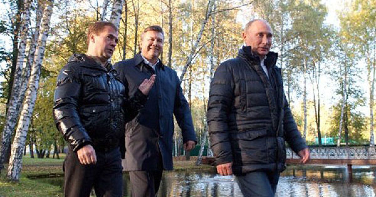 Після переговорів у приміщенні лідери країн зробили коротку прогулянку парком / © AFP