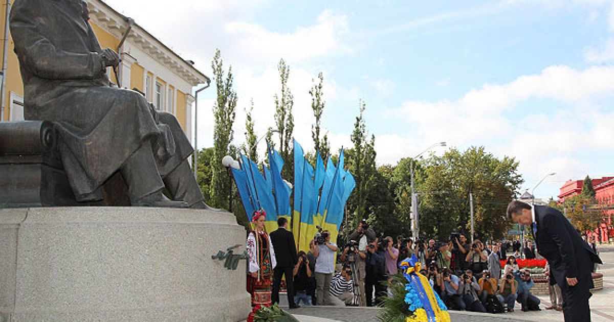 Президент України Віктор Янукович, глава ВРУ Володимир Литвин та прем&rsquo;єр-міністр України Микола Азаров поклали квіти до пам&#039;ятників Тарасу Шевченку та Михайлу Грушевському в Києві. / © Офіційний сайт Президента України